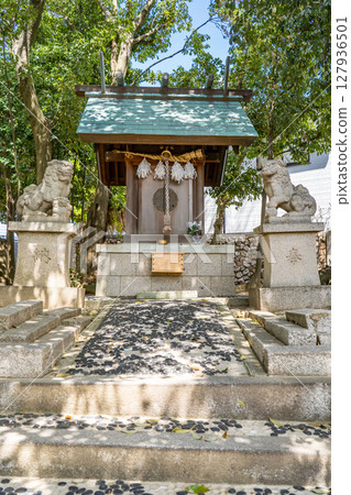 Hirota Shrine, the guardian of the group of shrines on the Saigoku Kaido road (Nishinomiya), is a branch shrine of Sae Shrine, which has the power to protect from enemies. Hirota Shrine, the guardian of the group of shrines on the Saigoku Kaido road (Nishinomiya), is a branch shrine of Sae Shrine, which has the power to protect from enemies. 127936501