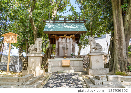 Hirota Shrine, the guardian of the group of shrines on the Saigoku Kaido road (Nishinomiya), is a branch shrine of Sae Shrine, which has the power to protect from enemies. 127936502