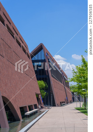 藍天下的現代紅磚建築 127936585