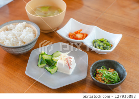 一份簡單的日式早餐，包括冷豆腐、納豆和味噌湯 127936898