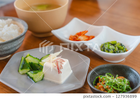 一份簡單的日式早餐，包括冷豆腐、納豆和味噌湯 127936899