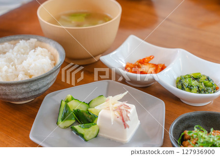 一份簡單的日式早餐，包括冷豆腐、納豆和味噌湯 127936900