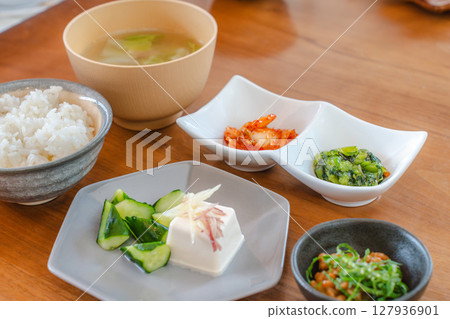 一份簡單的日式早餐，包括冷豆腐、納豆和味噌湯 127936901