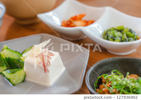 一份簡單的日式早餐，包括冷豆腐、納豆和味噌湯 127936902