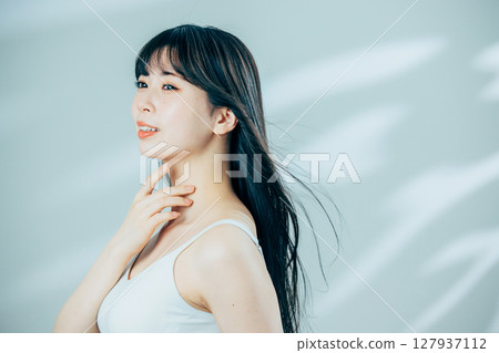 Young lady's portrait 127937112