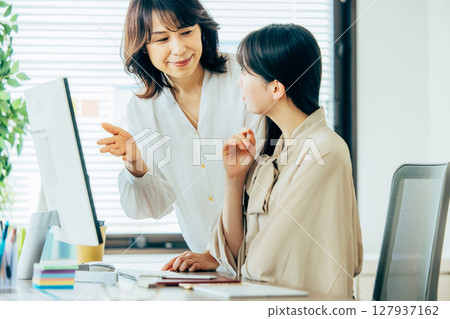 Boss and subordinate business image Boss and subordinate business image 127937162