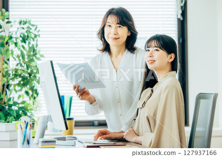 Boss and subordinate business image 127937166