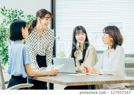 舉行會議的婦女 127937167