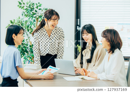 舉行會議的婦女 127937169