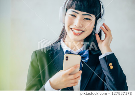 聽到音樂的穿制服的女高中生 127937178
