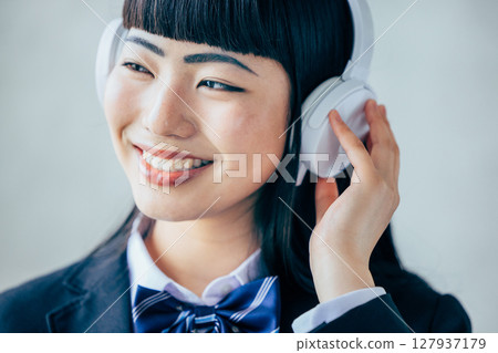 聽到音樂的穿制服的女高中生 127937179