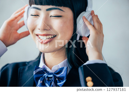 聽到音樂的穿制服的女高中生 聽到音樂的穿制服的女高中生 127937181