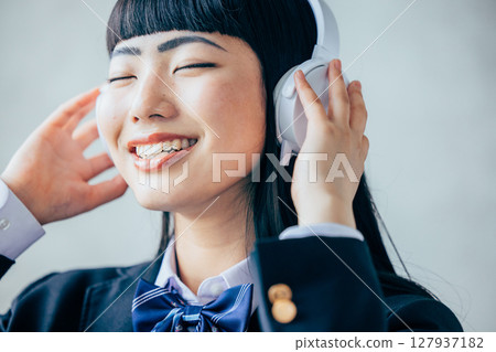 聽到音樂的穿制服的女高中生 127937182