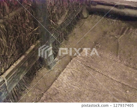 地面上舖有稻草，上面放著草蓆的房間被稱為 doza。 127937405