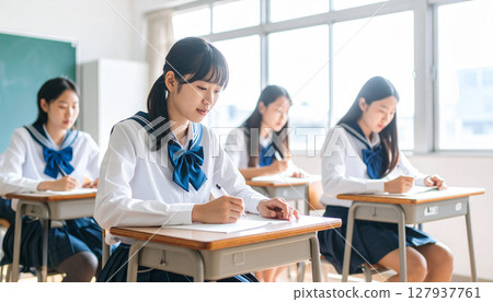 女學生上課 127937761