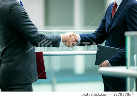 握手的商人 握手的商人 127937864