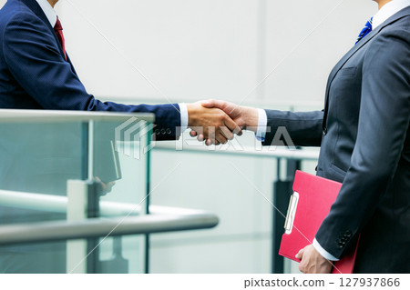 握手的商人 127937866