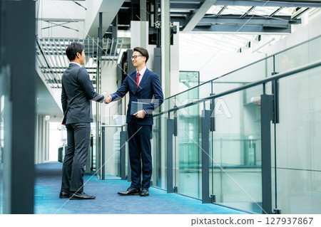 握手的商人 127937867