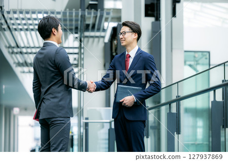 握手的商人 127937869