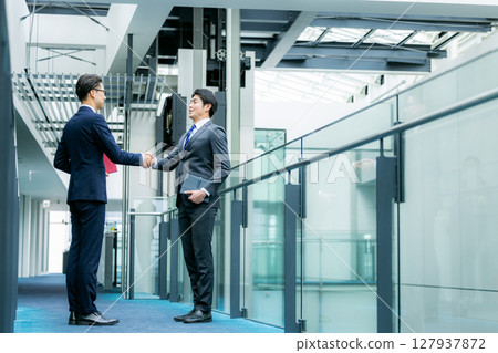 握手的商人 127937872