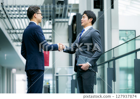 握手的商人 127937874