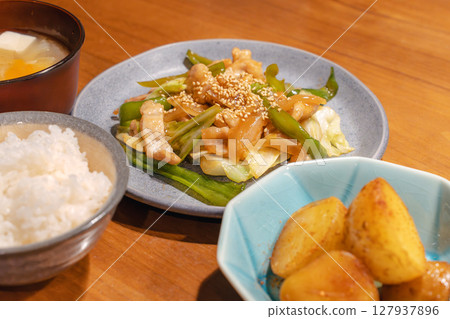 豬肉蔬菜炒菜和日式晚餐套餐 127937896