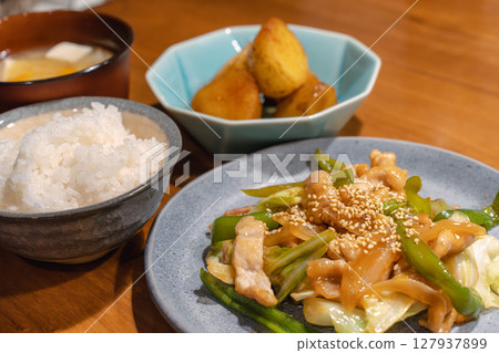 豬肉蔬菜炒菜和日式晚餐套餐 豬肉蔬菜炒菜和日式晚餐套餐 127937899