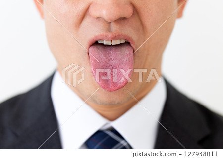 一位穿西裝的中年男性商人的舌頭 一位穿西裝的中年男性商人的舌頭 127938011
