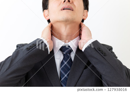 一位身穿西裝的中年男性商人患有頸部疼痛 127938016