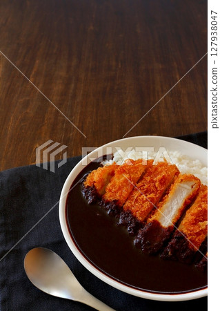 餐桌背景的咖哩飯(黑咖哩) 餐桌背景的咖哩飯(黑咖哩) 127938047