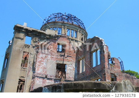 在廣島原子彈爆炸遺址祈禱世界和平 在廣島原子彈爆炸遺址祈禱世界和平 127938178