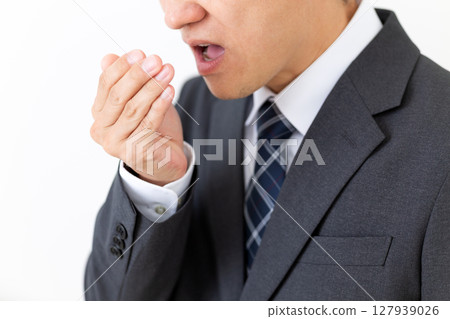 一位穿著西裝的中年男性商人擔心口臭 一位穿著西裝的中年男性商人擔心口臭 127939026