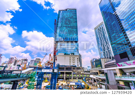 6月27日，日本東京城市景觀。新碼頭出現！ ……徹底消失，再見澀谷站西口。中央大樓也徹底拆除了… 127939420
