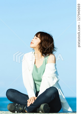 夏天在海灘放鬆的女人 127940669