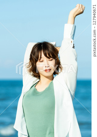 夏天在海灘放鬆的女人 127940671