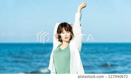 夏天在海灘放鬆的女人 夏天在海灘放鬆的女人 127940672