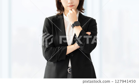 A woman thinking/businesswoman 127941450
