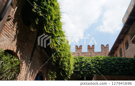 Facade of patio and Juliet's balcony - Verona, Italy Facade of patio and Juliet's balcony - Verona, Italy 127941696