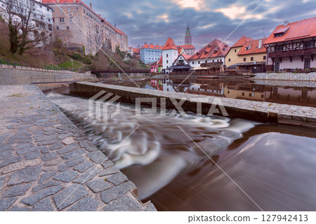 Riverside houses at dawn in Cesky Krumlov, Czech Republic 127942413