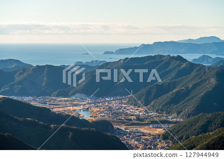 從熊野古道伊勢路世界遺產都戶嶺山頂的觀景台上欣賞壯麗的景色 127944949