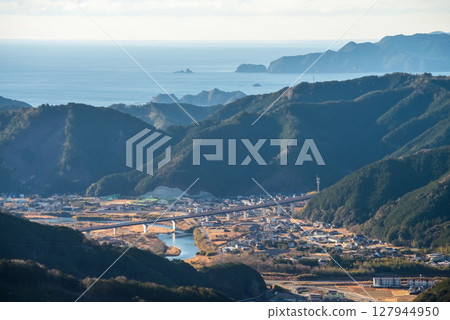 從熊野古道伊勢路世界遺產都戶嶺山頂的觀景台上欣賞壯麗的景色 從熊野古道伊勢路世界遺產都戶嶺山頂的觀景台上欣賞壯麗的景色 127944950