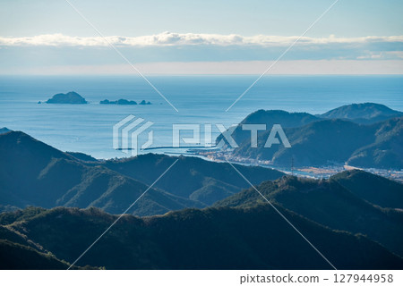從熊野古道伊勢路世界遺產都戶嶺山頂的觀景台上欣賞壯麗的景色 127944958