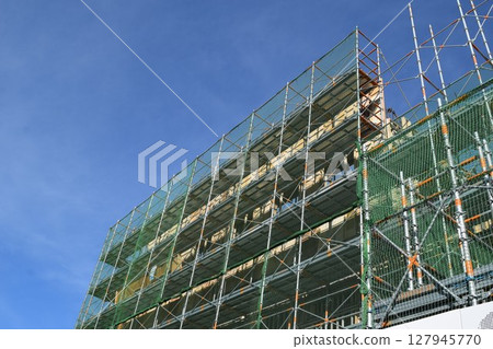 在工地安裝的腳手架 在工地安裝的腳手架 127945770