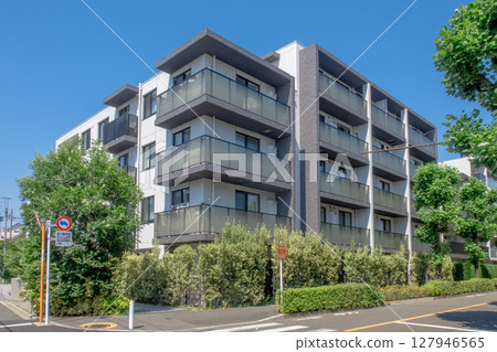 High-rise apartment buildings and a refreshing blue sky 127946565
