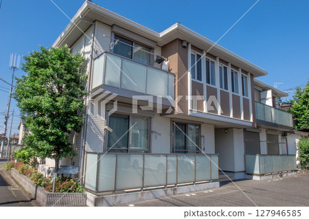 公寓和清新的藍天 127946585