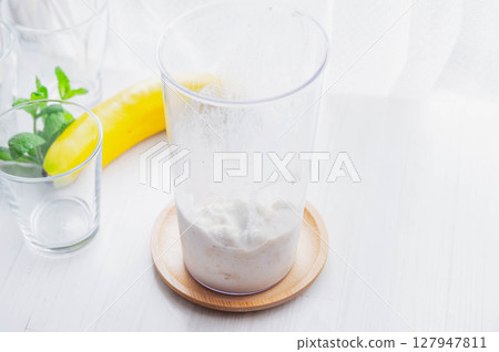 用攪拌機製作的香蕉冰沙 127947811