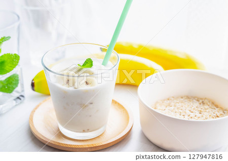 冰香蕉奶昔 冰香蕉奶昔 127947816