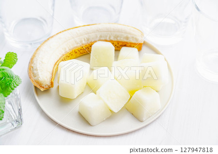 冷凍牛奶和香蕉 冷凍牛奶和香蕉 127947818