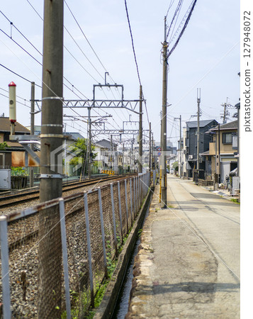 Densely populated residential area with railway line 127948072