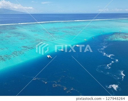 塔希提島莫雷阿島美麗的潟湖海岸線的鳥瞰圖 塔希提島莫雷阿島美麗的潟湖海岸線的鳥瞰圖 127948264